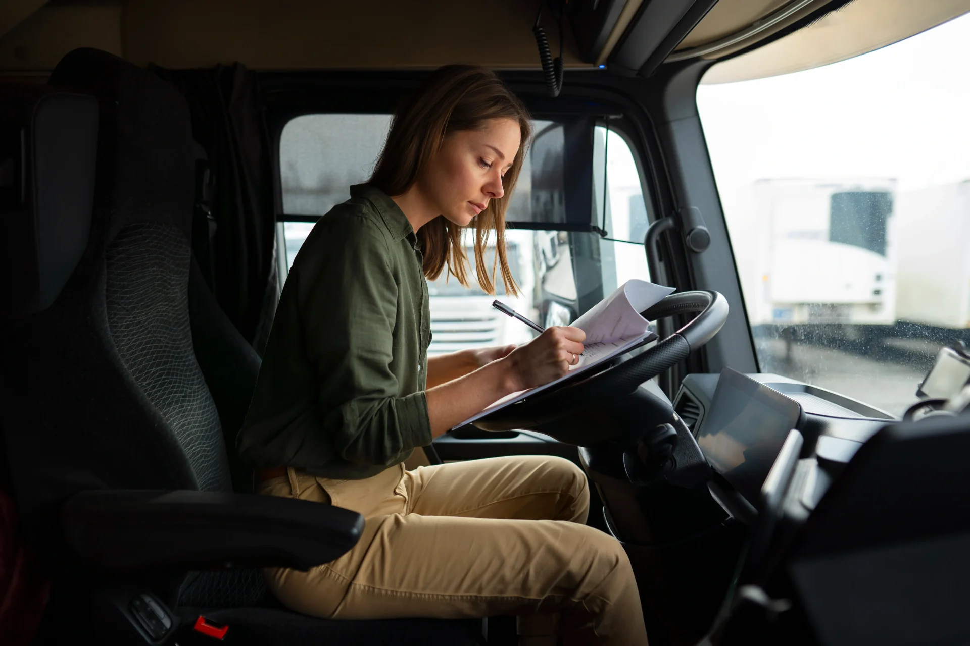 side-view-professional-female-driver-truck side-view-professional-female-driver-truck