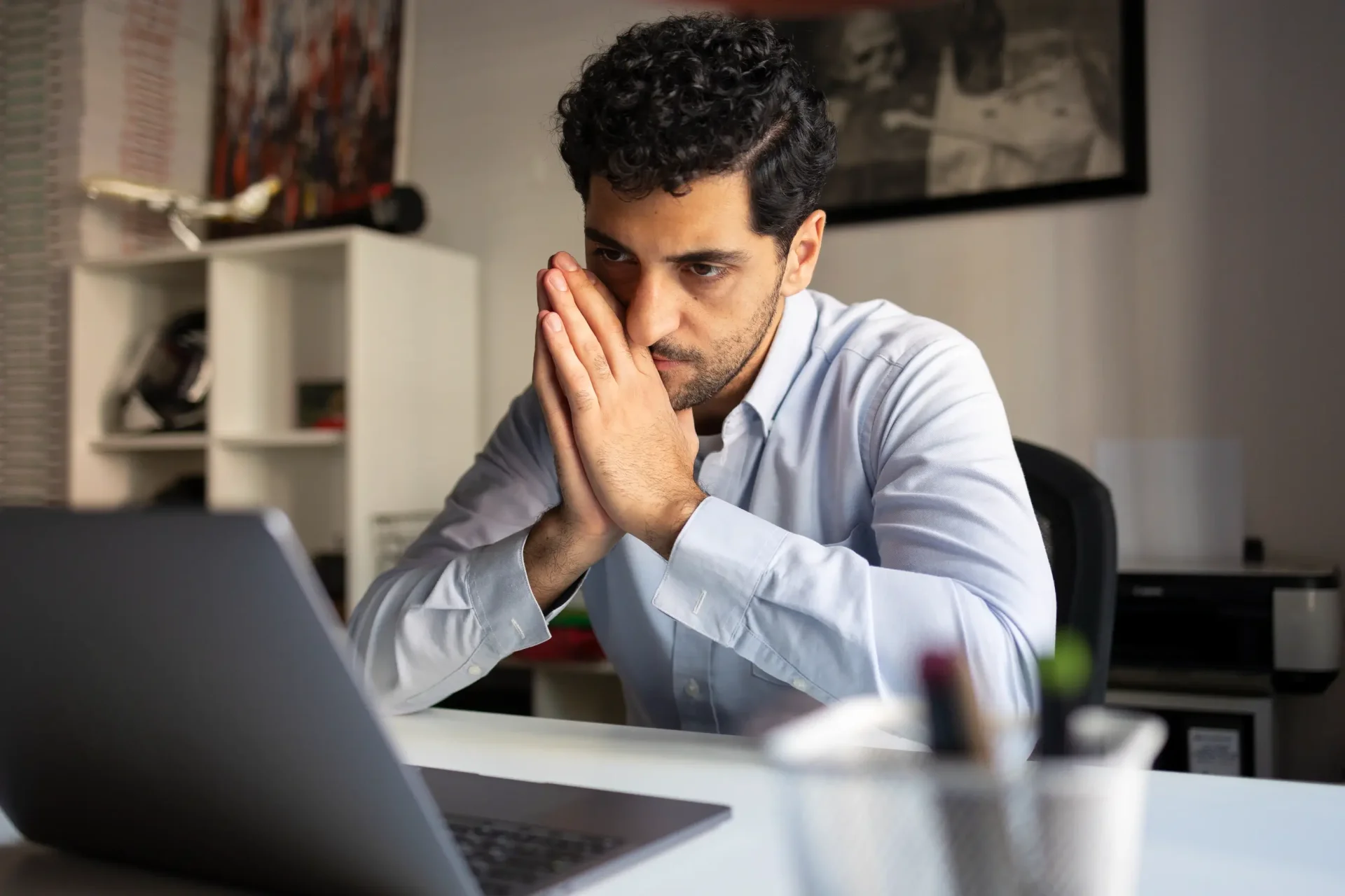 anxious-man-working-medium-shot anxious-man-working-medium-shot