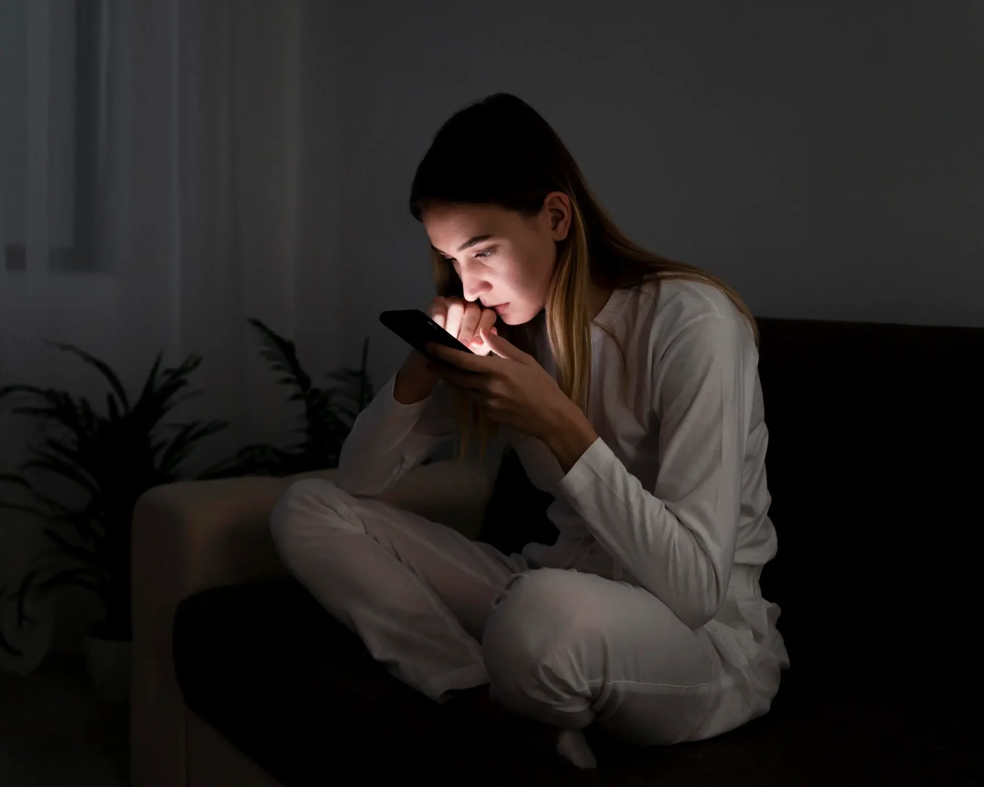 girl-with-mobile-night-bed girl-with-mobile-night-bed