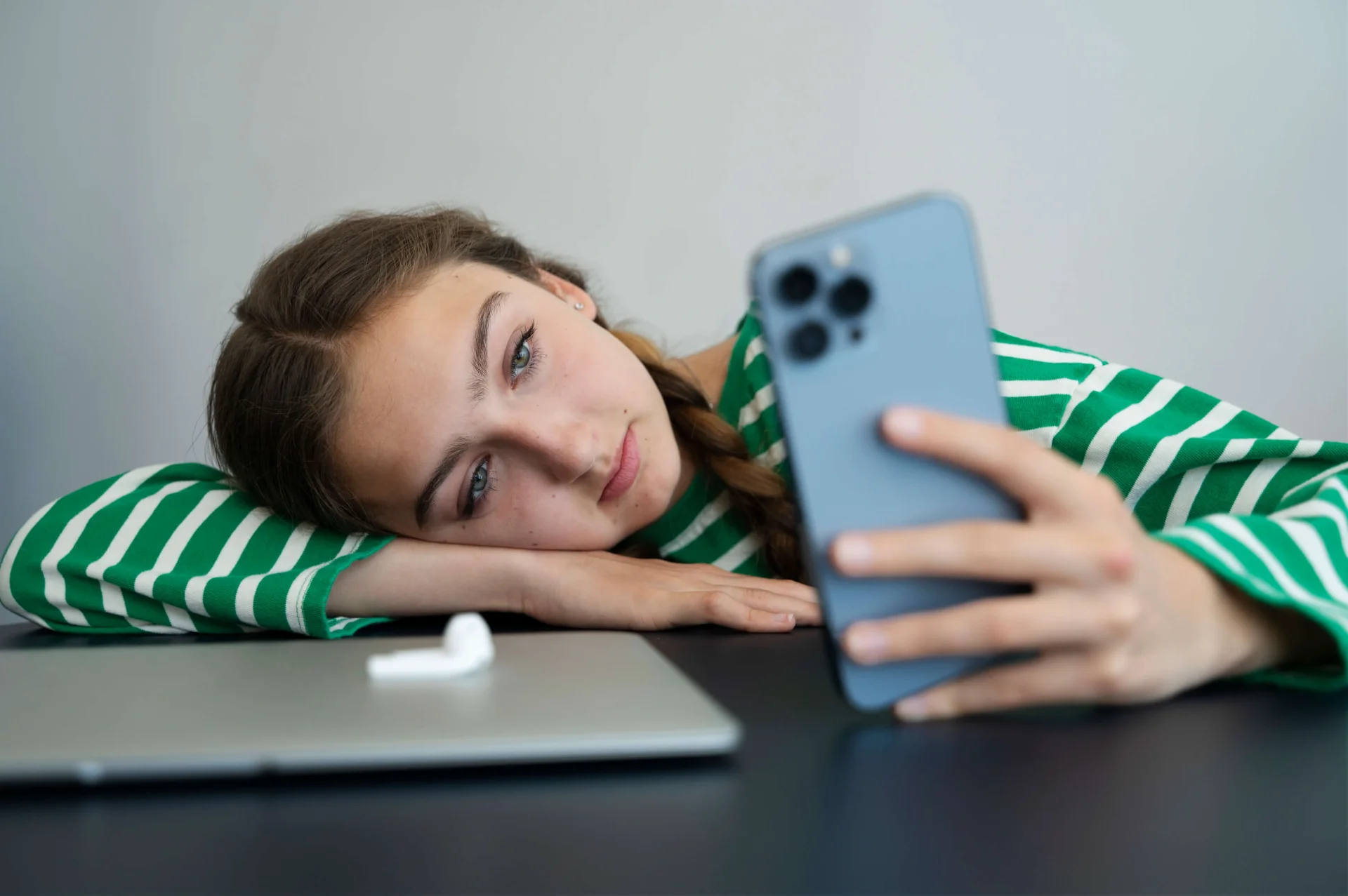 high-angle-girl-holding-smartphone high-angle-girl-holding-smartphone