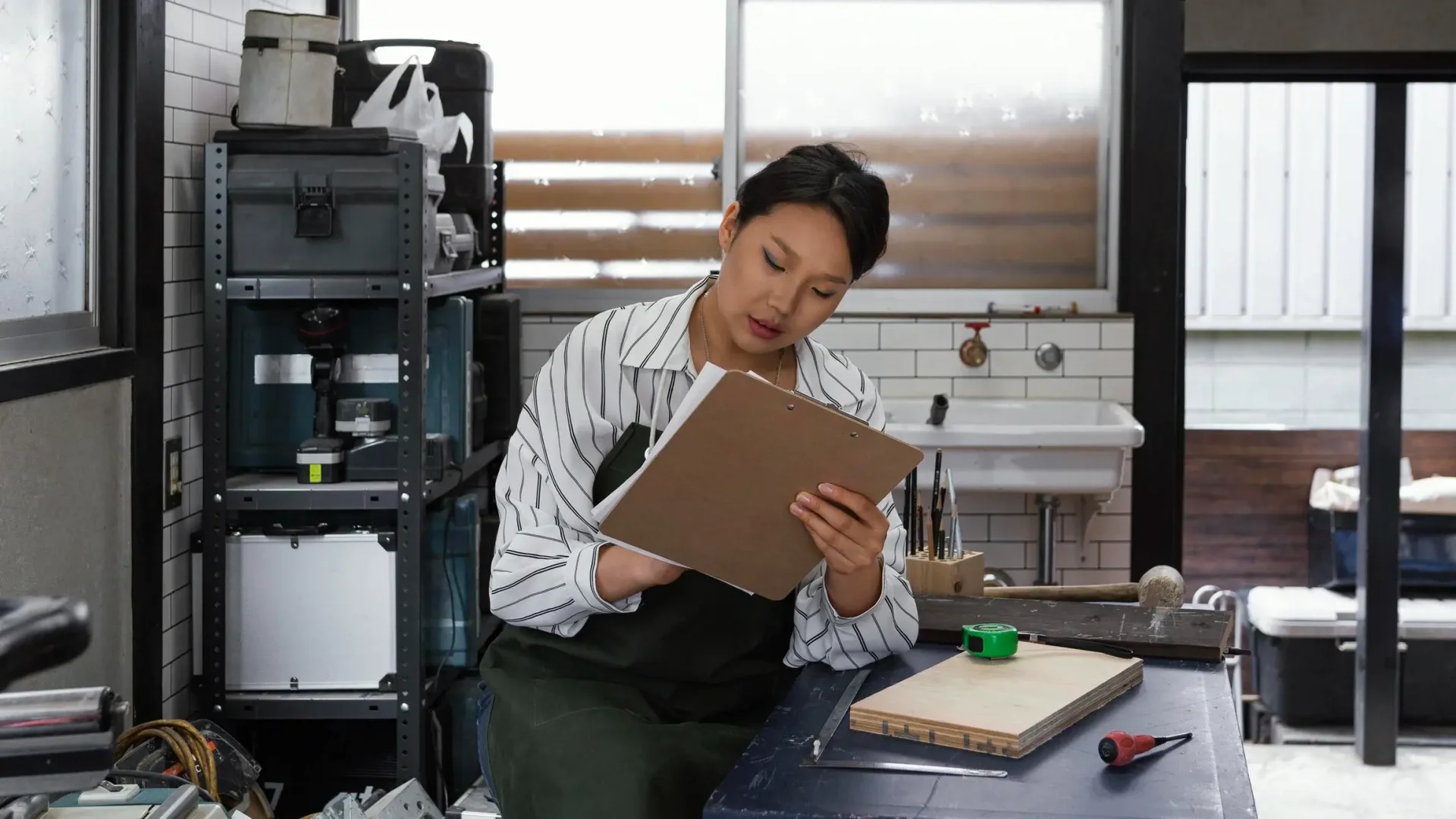 japanese-woman-holding-clipboard-medium-shot japanese-woman-holding-clipboard-medium-shot