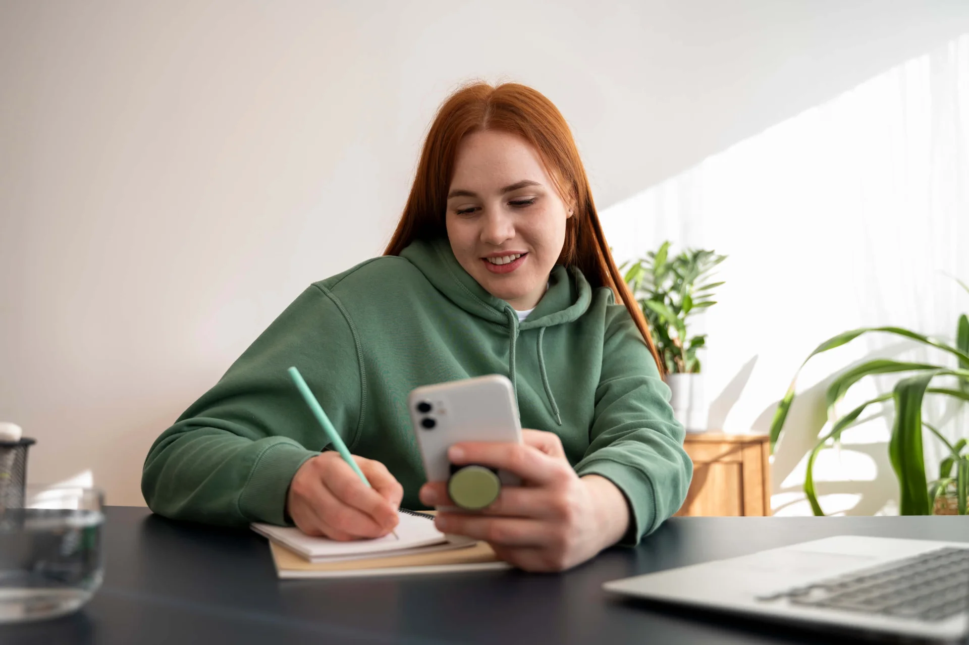 portrait-woman-using-smartphone portrait-woman-using-smartphone