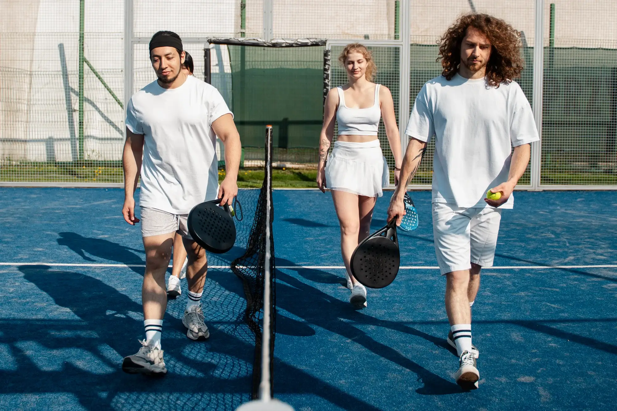 full-shot-friends-playing-paddle-tennis full-shot-friends-playing-paddle-tennis